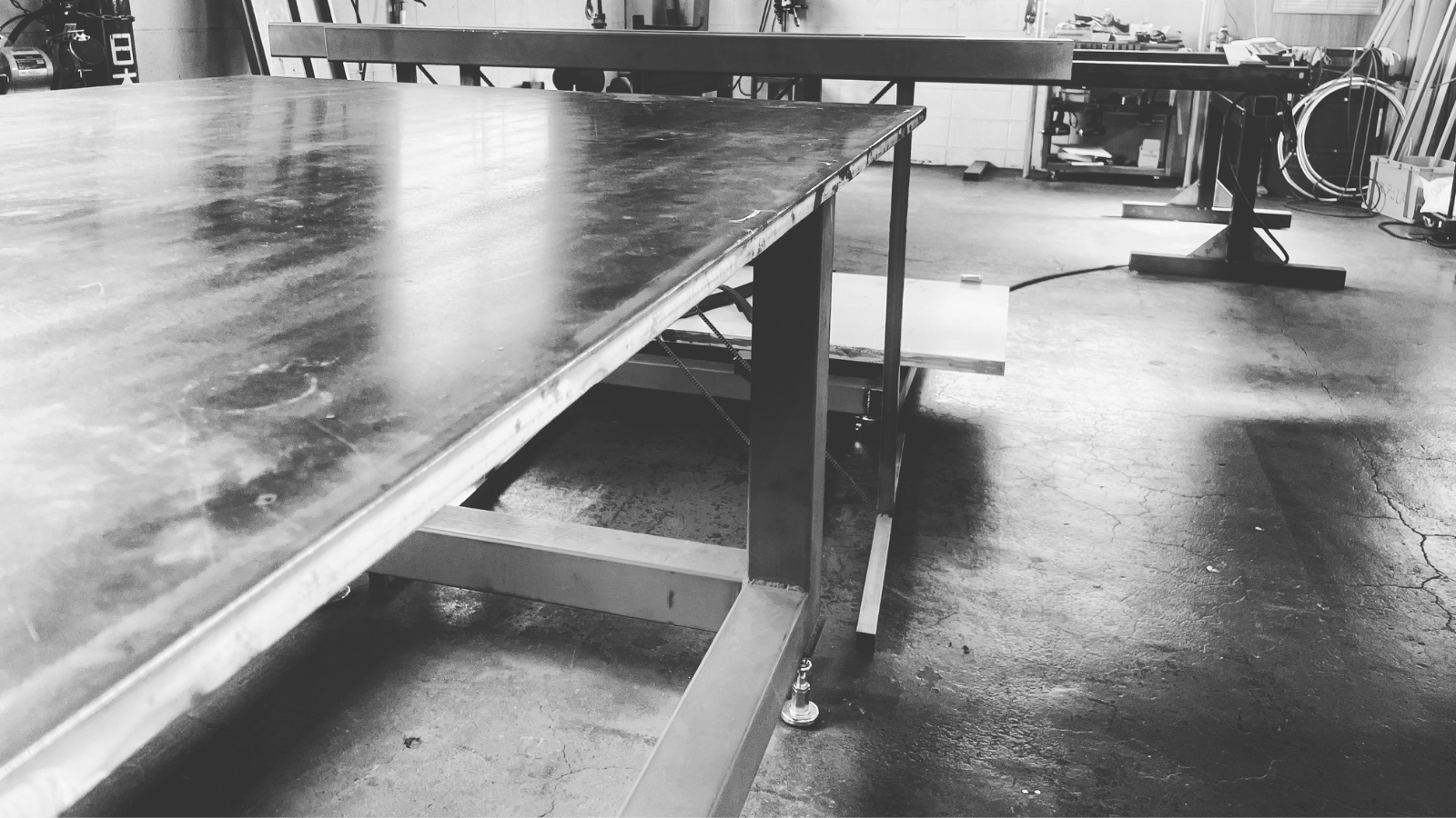 作業台のある工場内